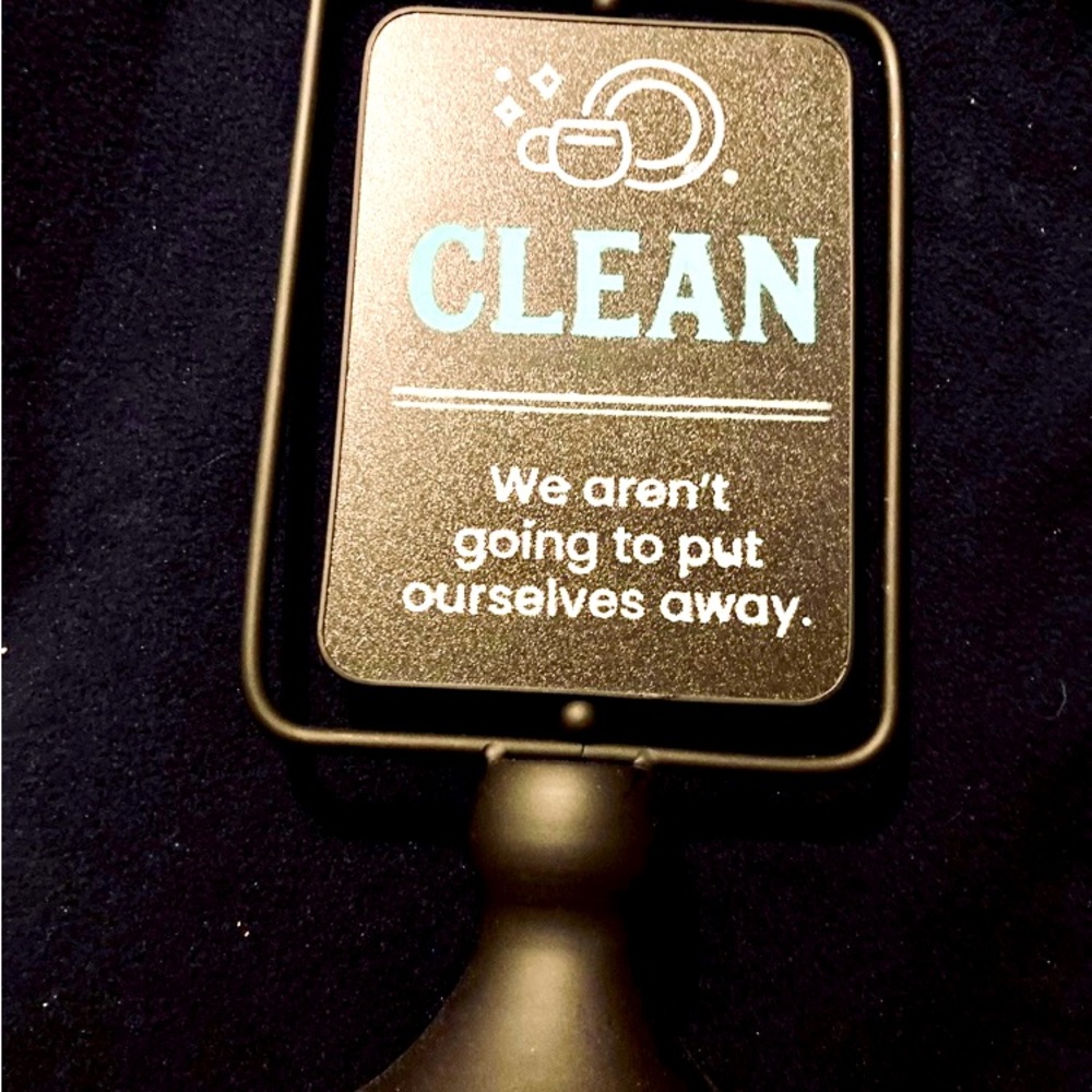 Clem/dirty spinning counter top stand